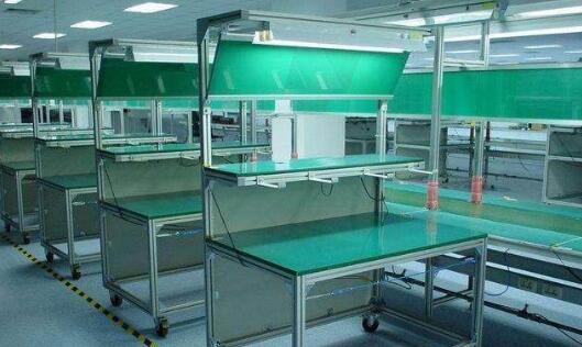 防静电事情台台面一样平常由防静电三聚氰胺高压装饰层压板为外貌质料与木质质料复合制成。