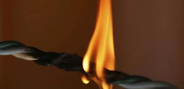 虽然含有卤化因素的电缆绝缘和护套具有更好的阻燃性，但在遇火后会释放具有毒性和侵蚀性的烟气