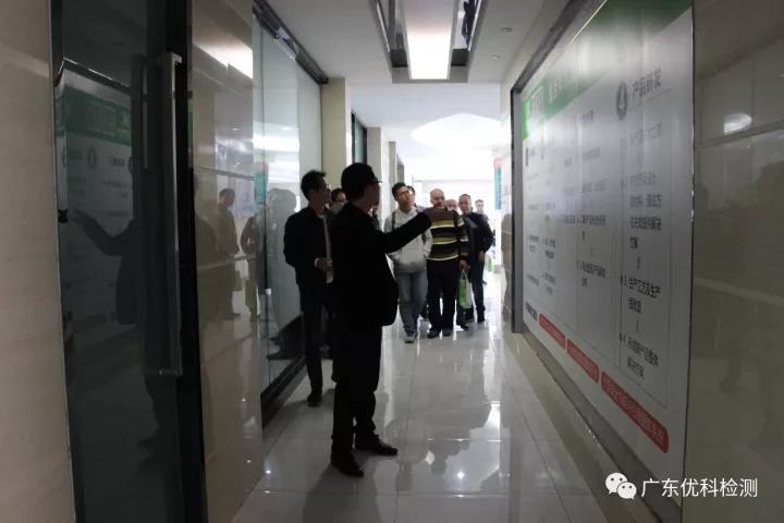 UK工程部司理袁华剖析了尊龙凯时人生就是搏检测认证效劳优势、现场解答客户疑惑、向导各人观摩实验室