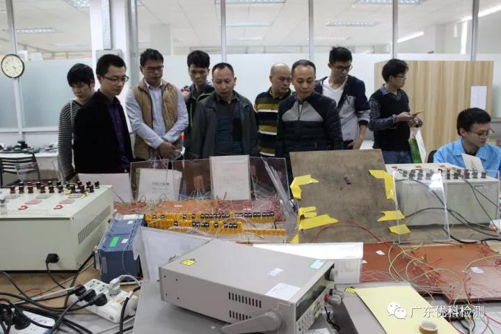 UK工程部司理袁华剖析了尊龙凯时人生就是搏检测认证效劳优势、现场解答客户疑惑、向导各人观摩实验室