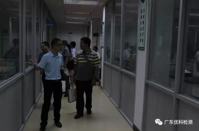 UK工程部总监袁华剖析了尊龙凯时人生就是搏检测认证效劳优势、现场解答客户疑惑、向导各人观摩实验室